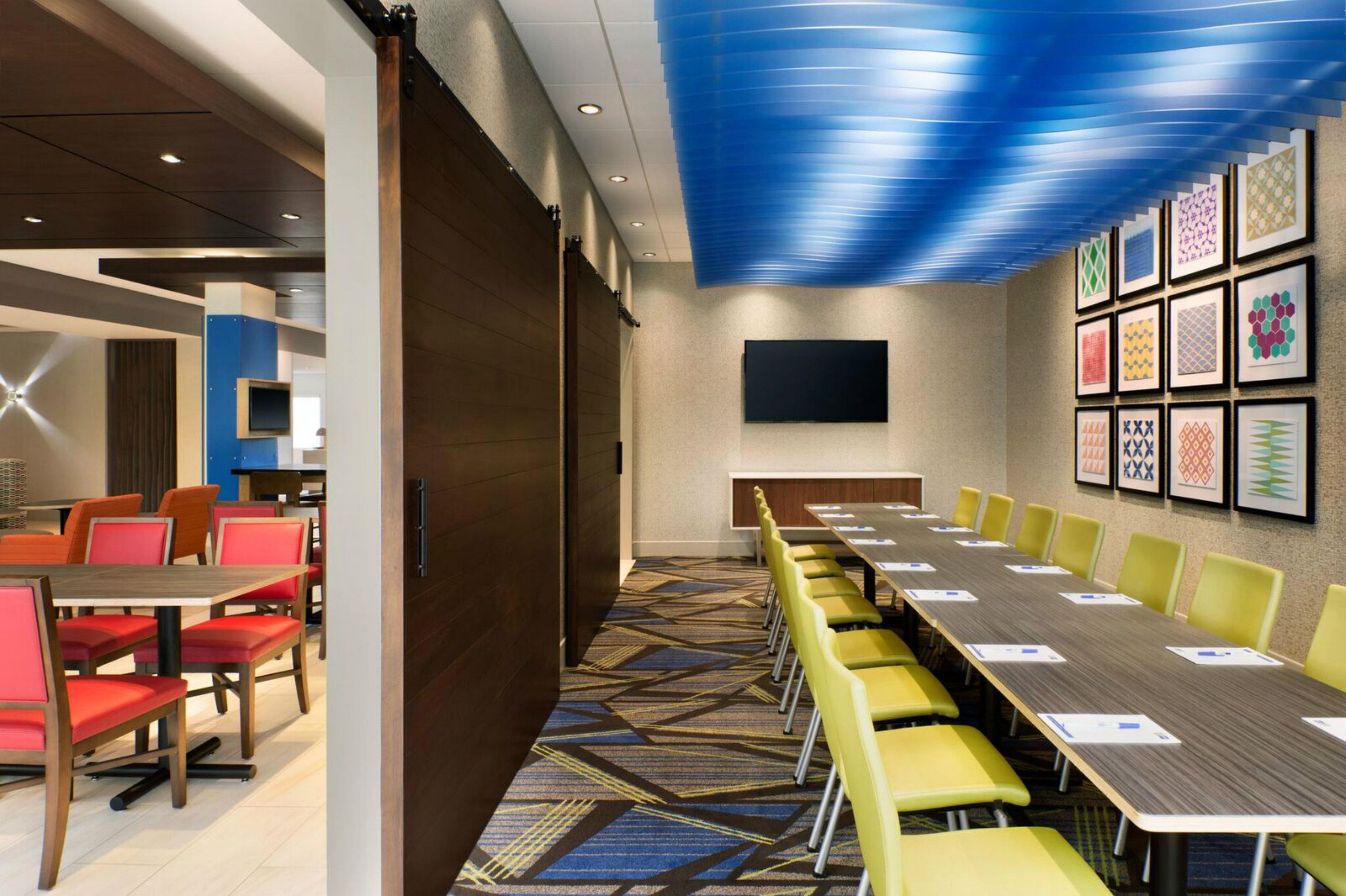 Holiday Inn Express & Suites - Detroit North - Roseville By Ihg Екстериор снимка