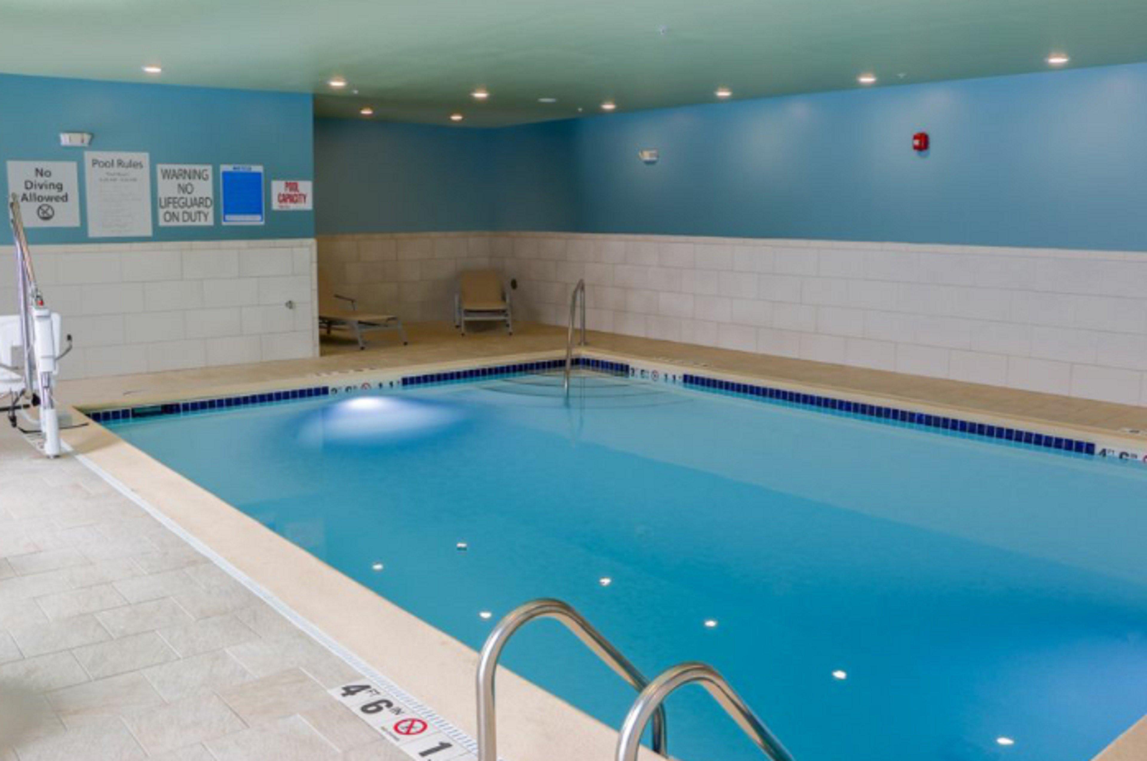 Holiday Inn Express & Suites - Detroit North - Roseville By Ihg Екстериор снимка