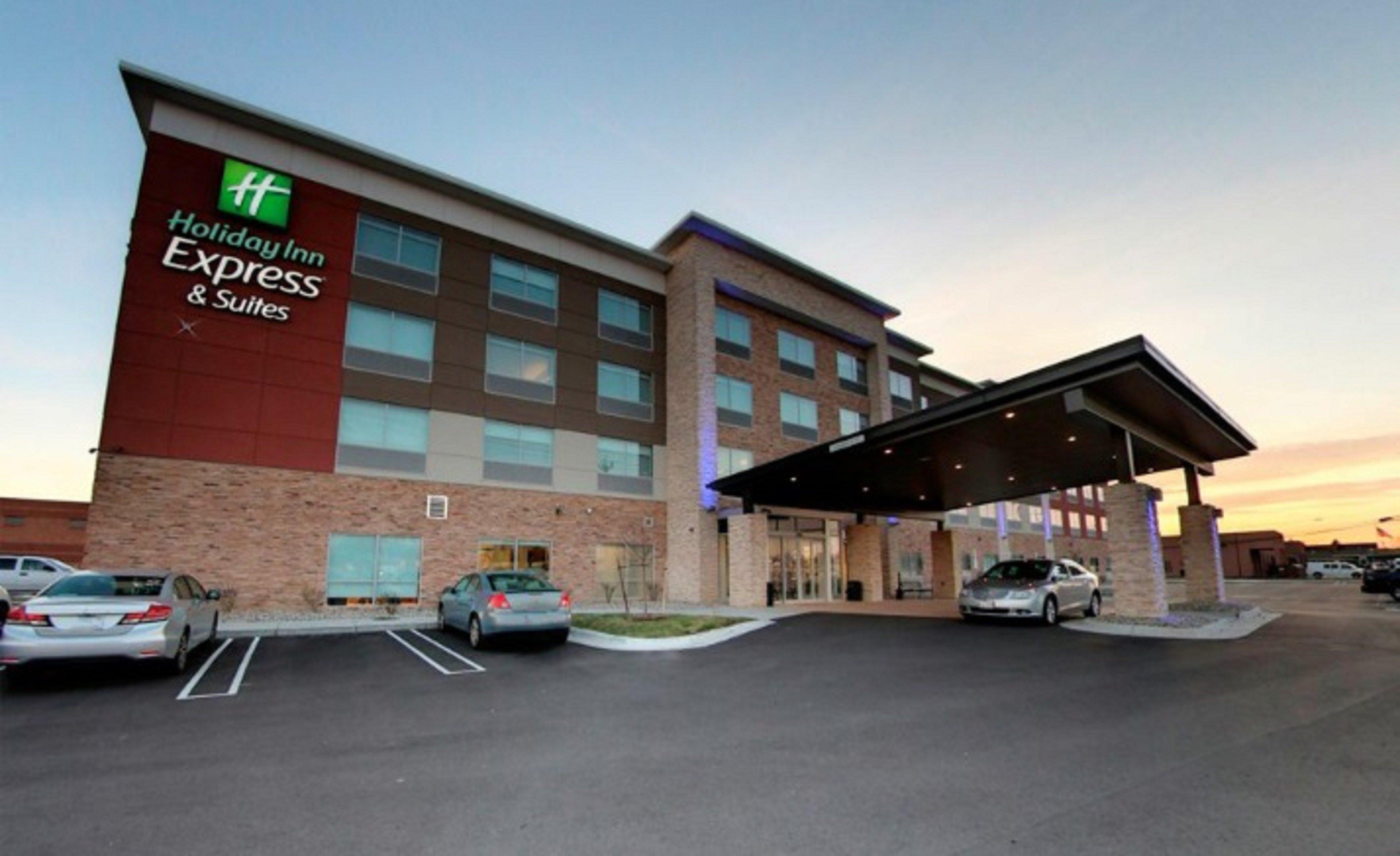 Holiday Inn Express & Suites - Detroit North - Roseville By Ihg Екстериор снимка