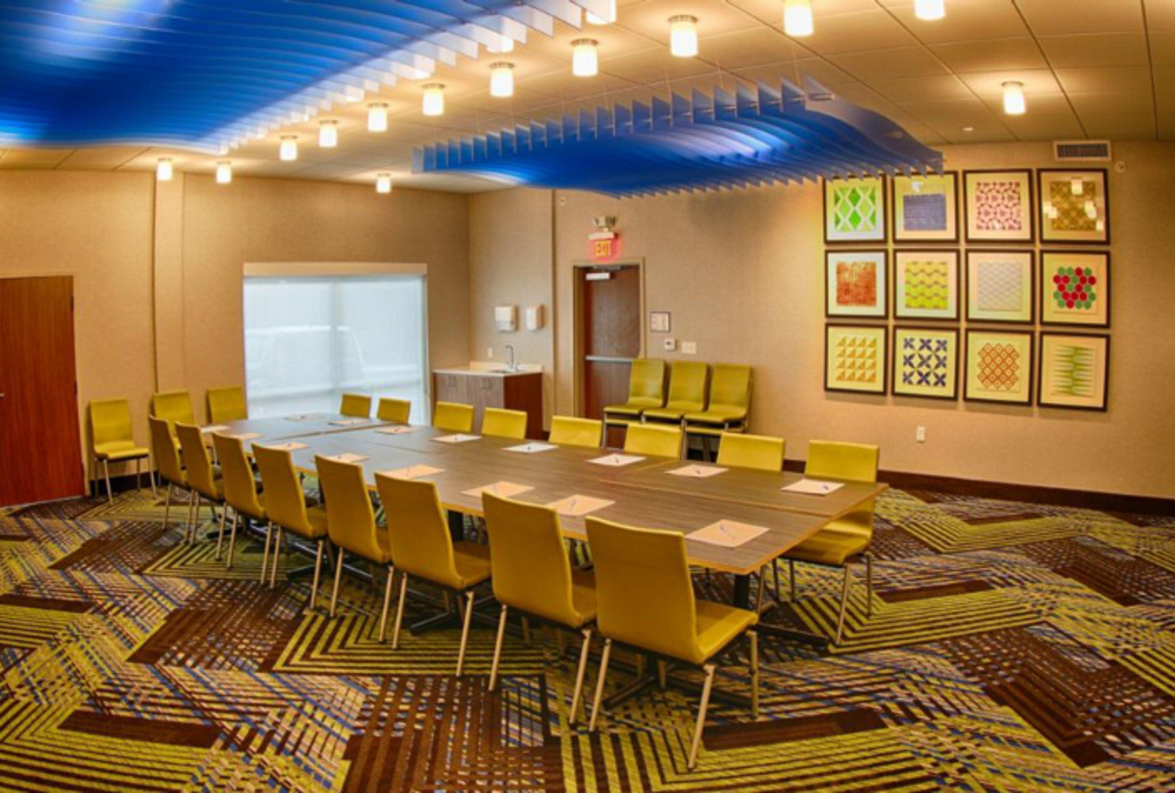 Holiday Inn Express & Suites - Detroit North - Roseville By Ihg Екстериор снимка