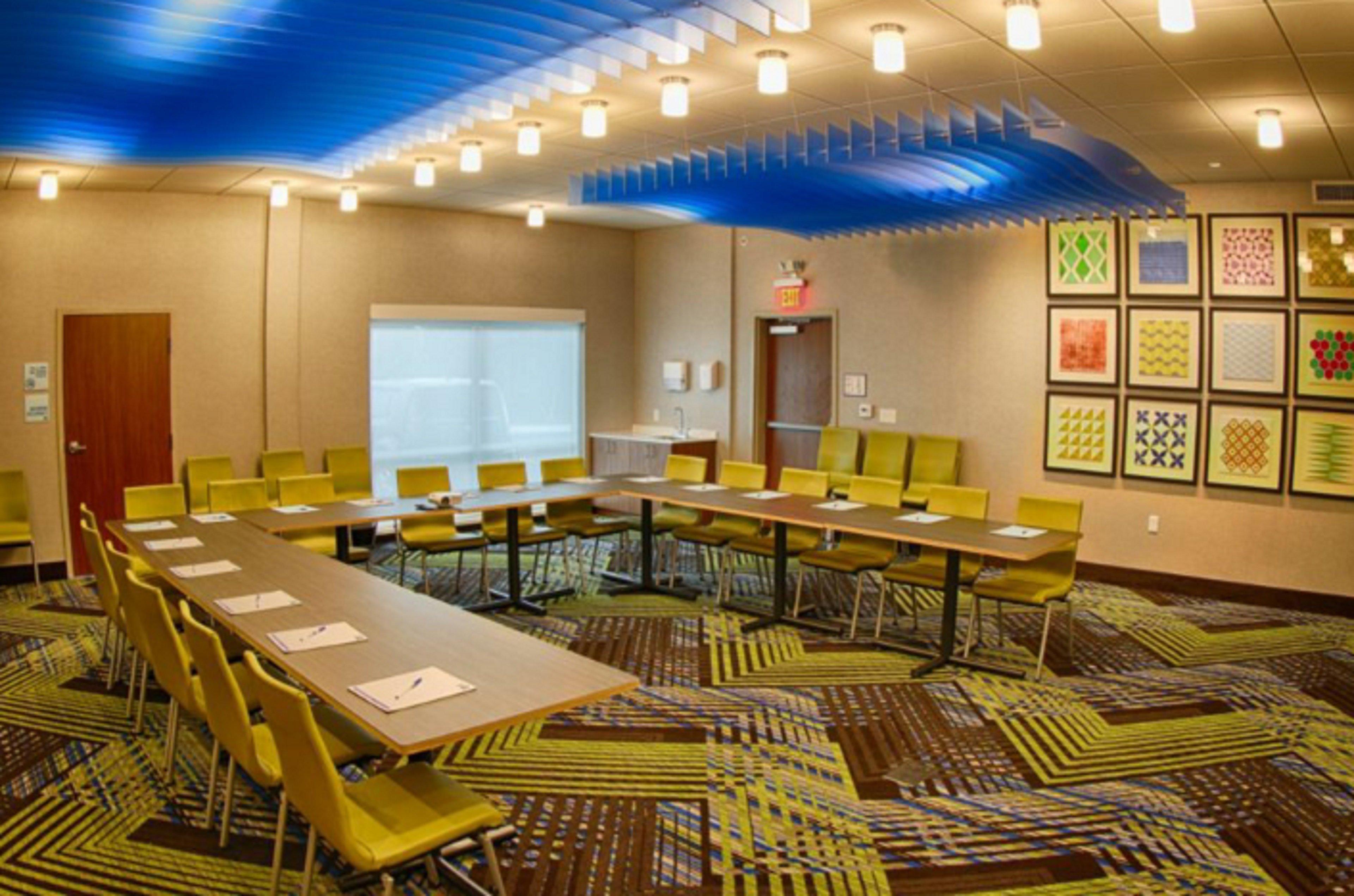 Holiday Inn Express & Suites - Detroit North - Roseville By Ihg Екстериор снимка