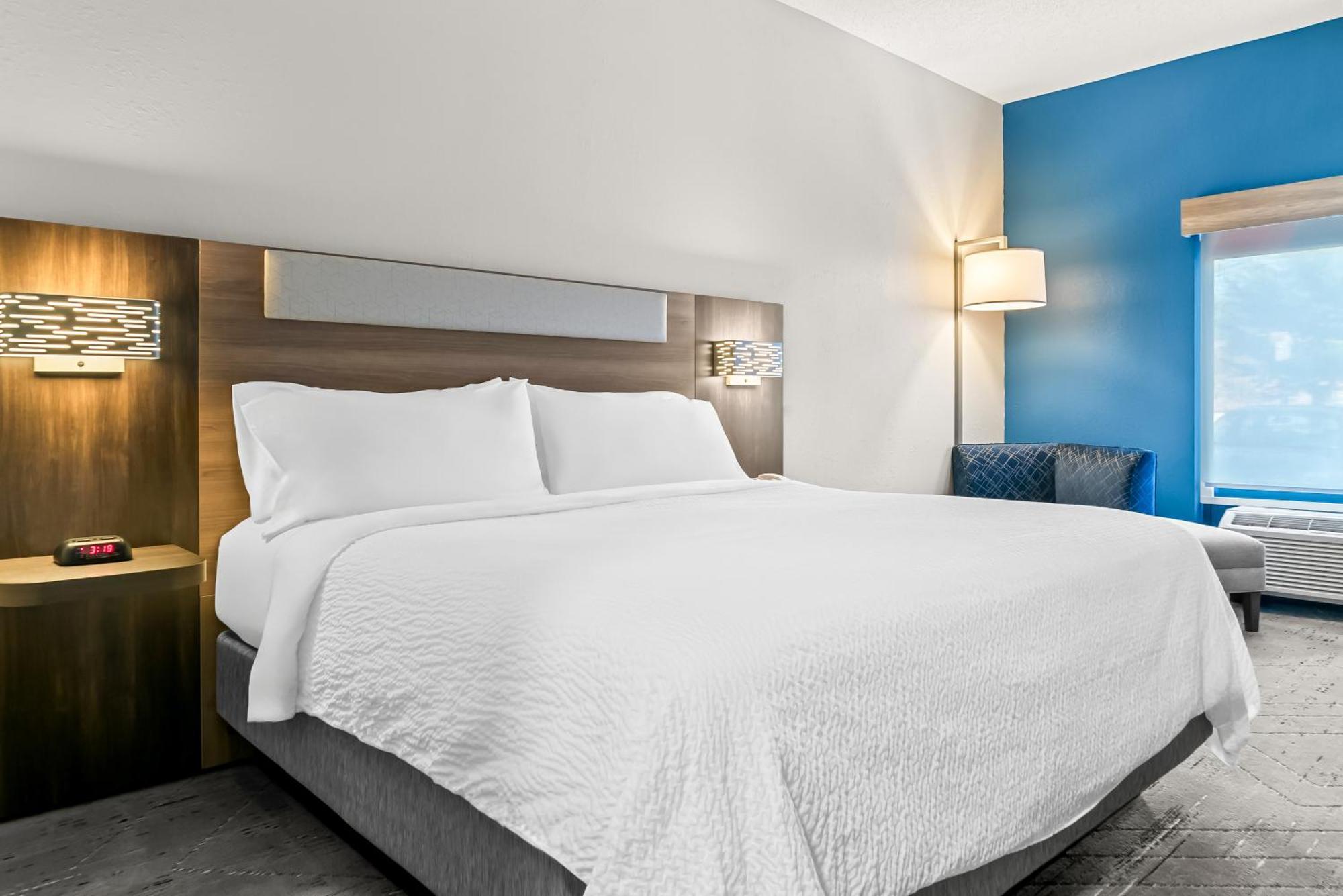 Holiday Inn Express & Suites - Detroit North - Roseville By Ihg Екстериор снимка