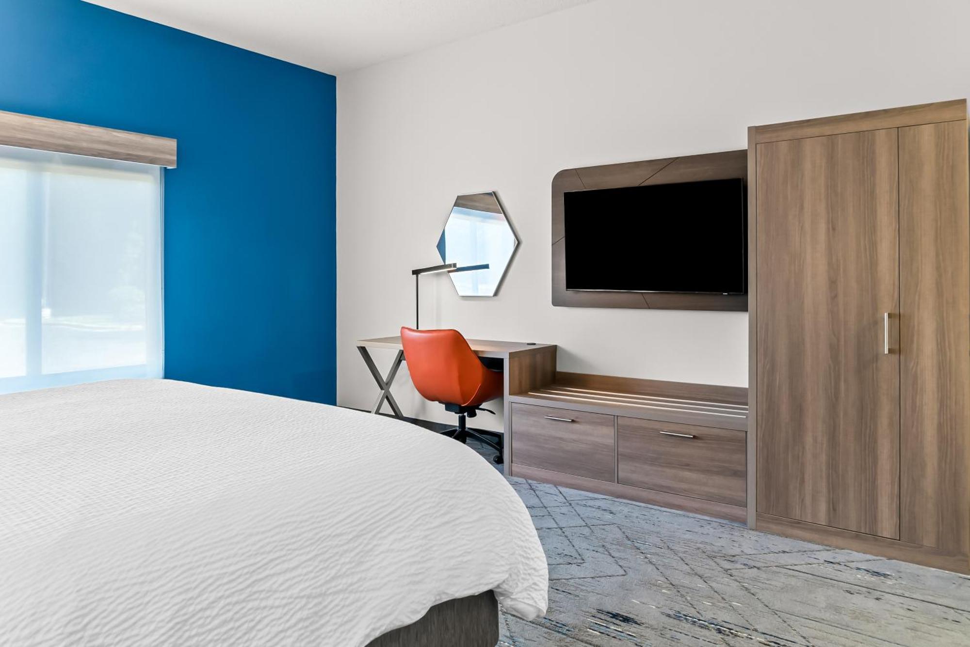 Holiday Inn Express & Suites - Detroit North - Roseville By Ihg Екстериор снимка