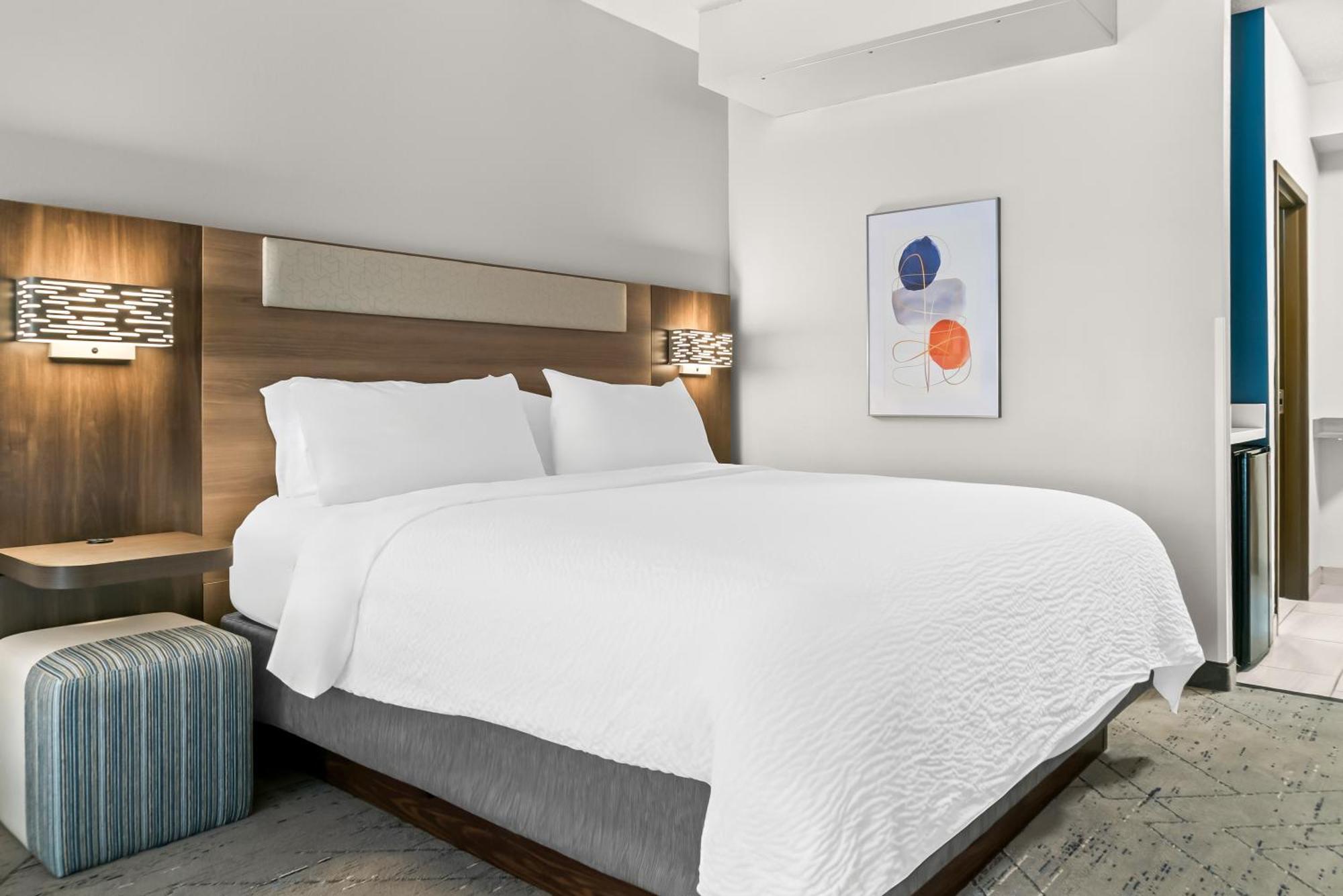 Holiday Inn Express & Suites - Detroit North - Roseville By Ihg Екстериор снимка