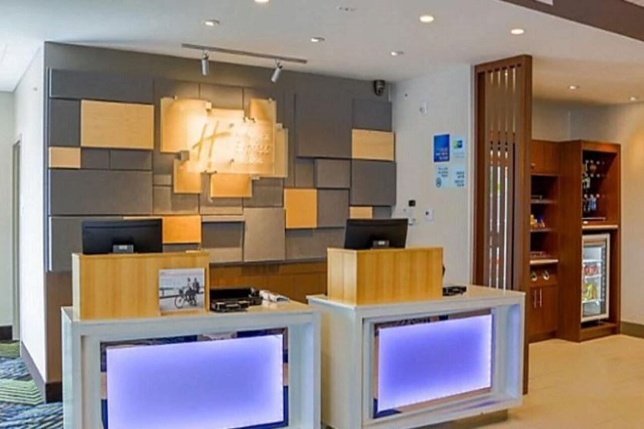 Holiday Inn Express & Suites - Detroit North - Roseville By Ihg Екстериор снимка