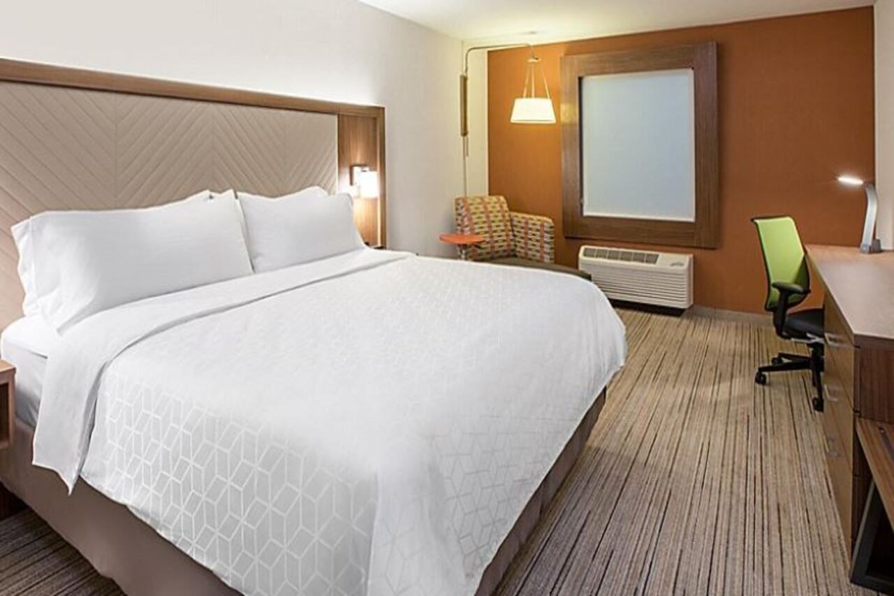 Holiday Inn Express & Suites - Detroit North - Roseville By Ihg Екстериор снимка
